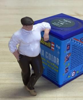 Preview: Dicker Mann lehnend, 1/32, Figur Dicker Mann