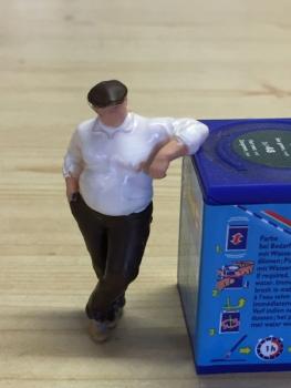Preview: Dicker Mann lehnend, 1/32, Figur Dicker Mann