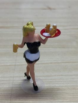 Kellnerin mit Tablett