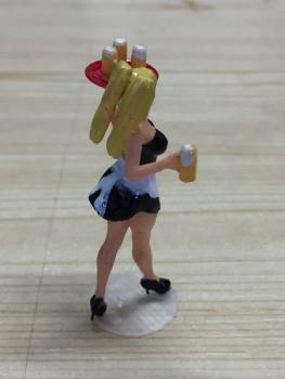 Preview: Kellnerin mit Tablett