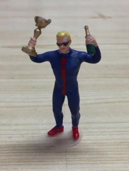 Sieger mit Pokal und Sektflasche