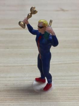 Preview: Sieger mit Pokal und Sektflasche