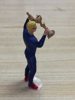 Preview: Sieger mit Pokal und Sektflasche