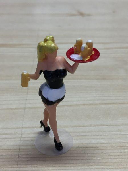 Kellnerin mit Tablett