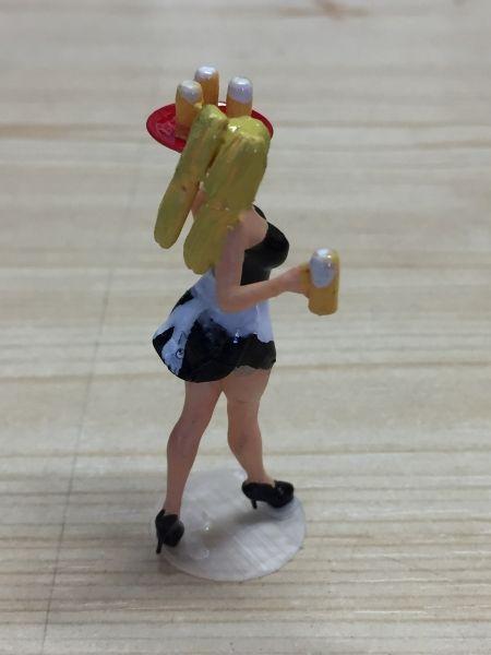 Kellnerin mit Tablett