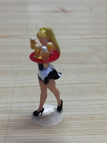 Kellnerin mit Tablett