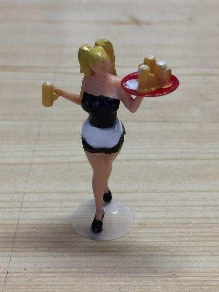 Kellnerin mit Tablett