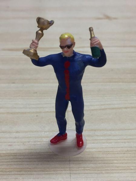 Sieger mit Pokal und Sektflasche