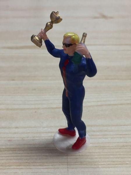 Sieger mit Pokal und Sektflasche