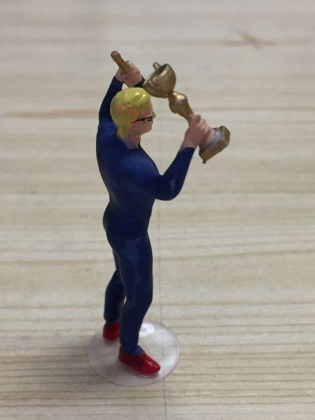 Sieger mit Pokal und Sektflasche